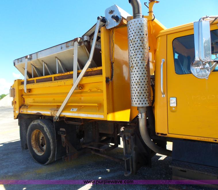 image for item L6061 2002 International 4900 dump truck