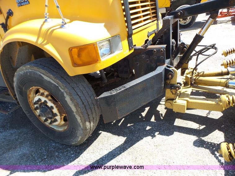 image for item L6061 2002 International 4900 dump truck