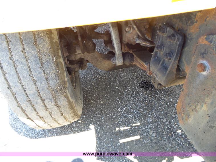 image for item L6061 2002 International 4900 dump truck