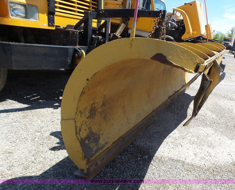 image for item L6061 2002 International 4900 dump truck