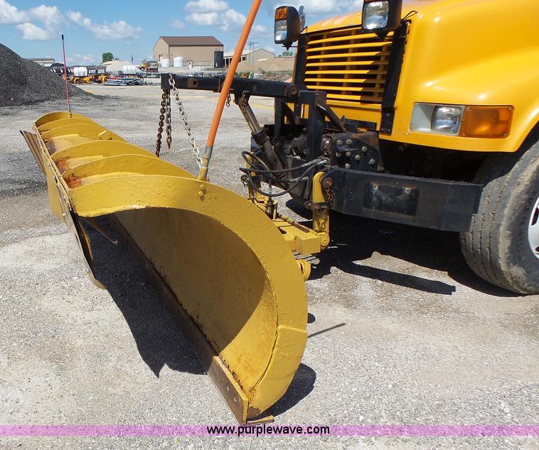 image for item L6061 2002 International 4900 dump truck