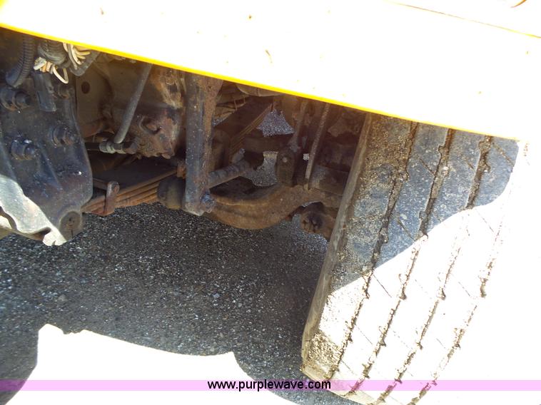 image for item L6061 2002 International 4900 dump truck