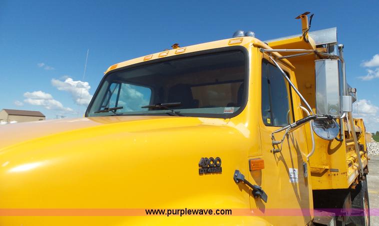 image for item L6061 2002 International 4900 dump truck