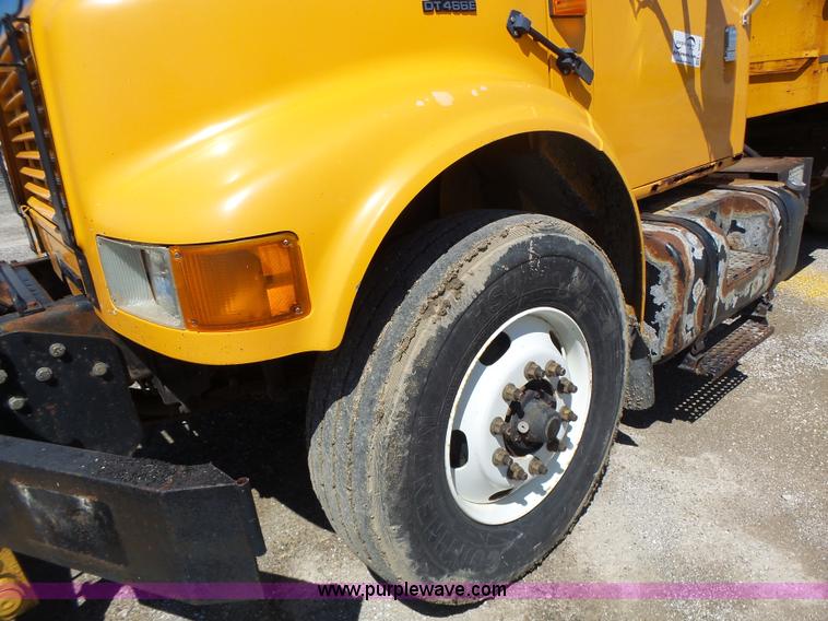 image for item L6061 2002 International 4900 dump truck