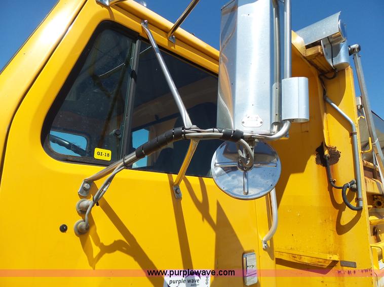 image for item L6061 2002 International 4900 dump truck