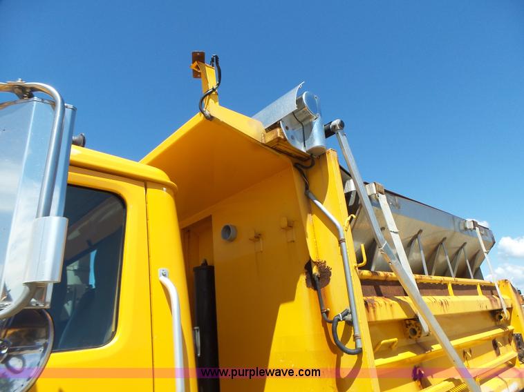 image for item L6061 2002 International 4900 dump truck