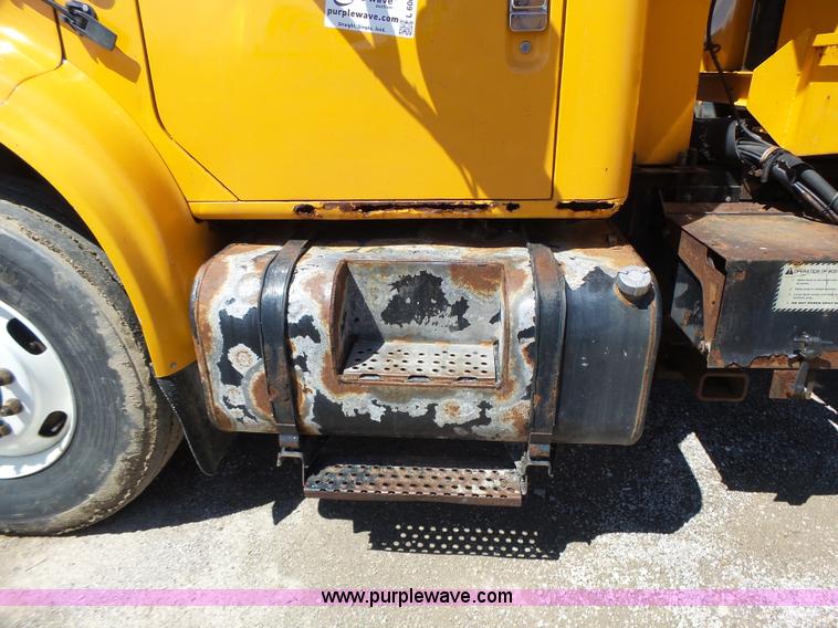 image for item L6061 2002 International 4900 dump truck