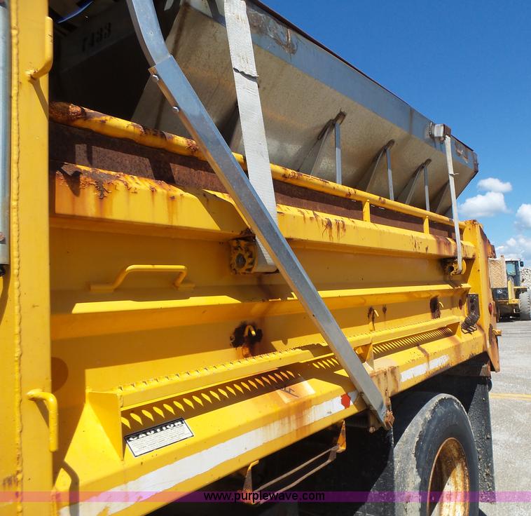 image for item L6061 2002 International 4900 dump truck