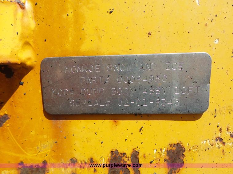 image for item L6061 2002 International 4900 dump truck