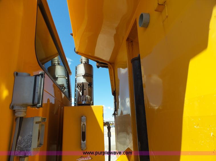 image for item L6061 2002 International 4900 dump truck