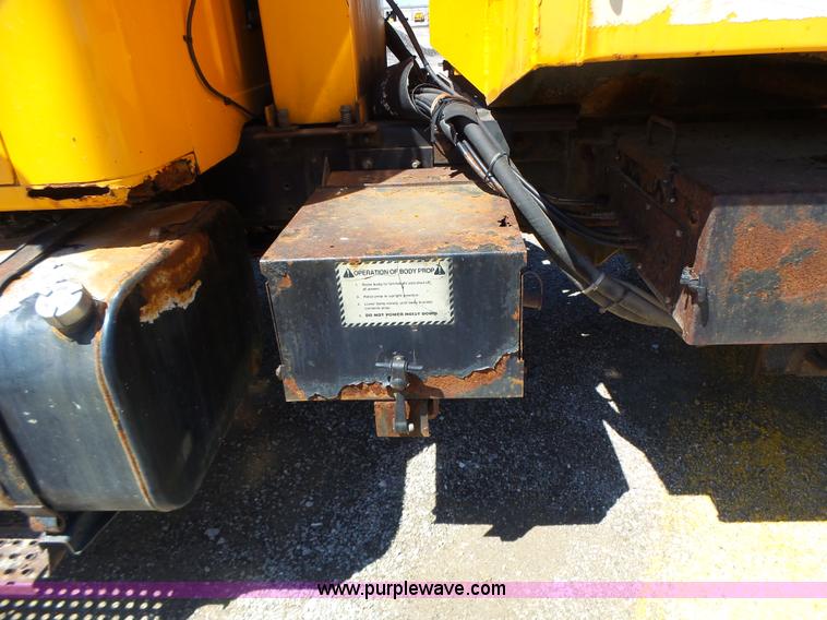 image for item L6061 2002 International 4900 dump truck