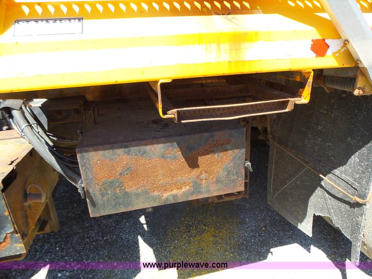 image for item L6061 2002 International 4900 dump truck