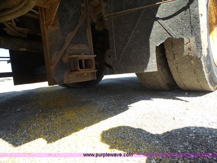 image for item L6061 2002 International 4900 dump truck