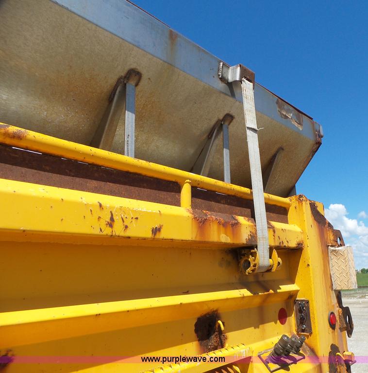 image for item L6061 2002 International 4900 dump truck