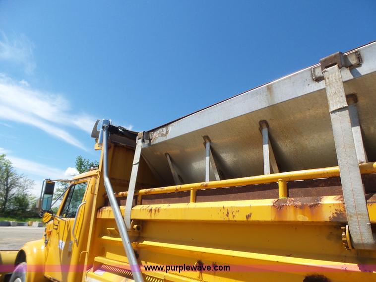 image for item L6061 2002 International 4900 dump truck