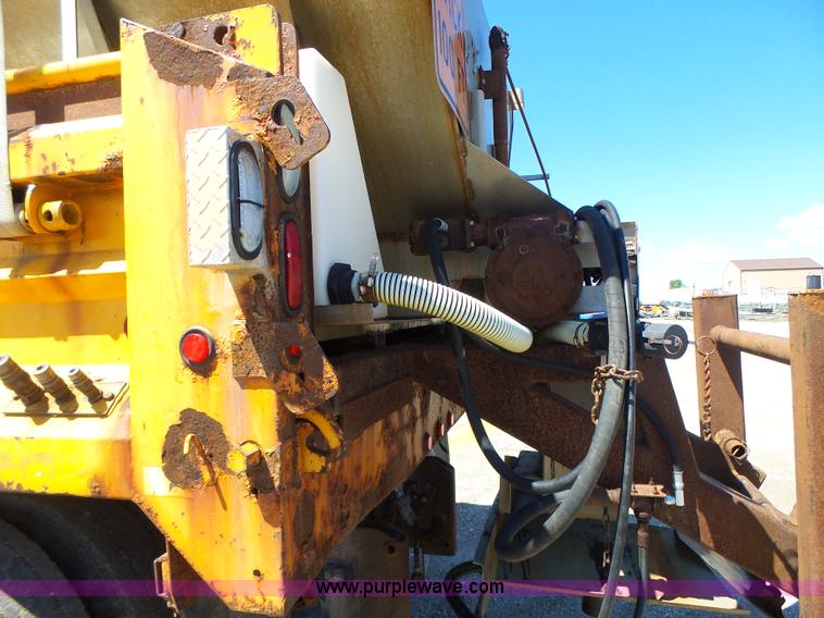 image for item L6061 2002 International 4900 dump truck