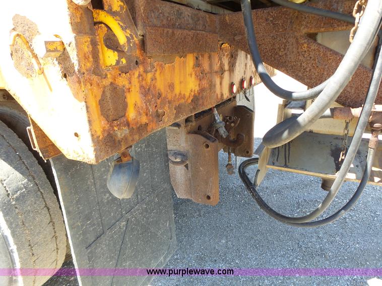 image for item L6061 2002 International 4900 dump truck