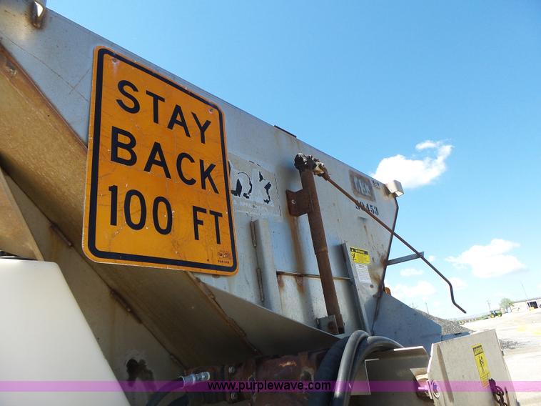 image for item L6061 2002 International 4900 dump truck