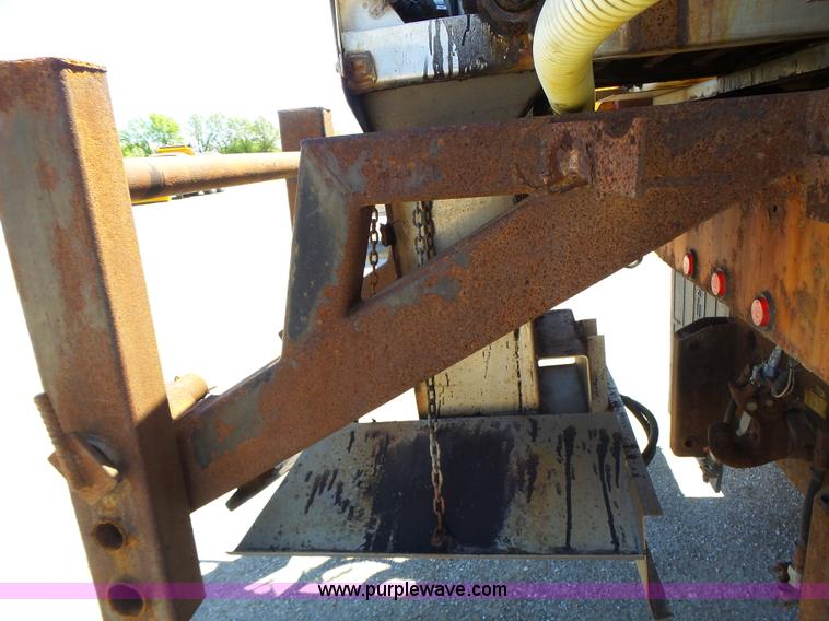 image for item L6061 2002 International 4900 dump truck