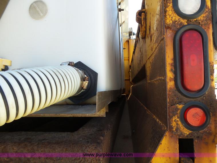 image for item L6061 2002 International 4900 dump truck