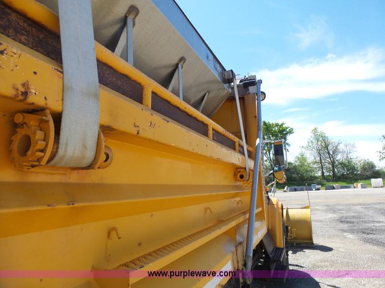 image for item L6061 2002 International 4900 dump truck