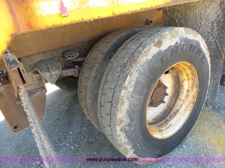 image for item L6061 2002 International 4900 dump truck