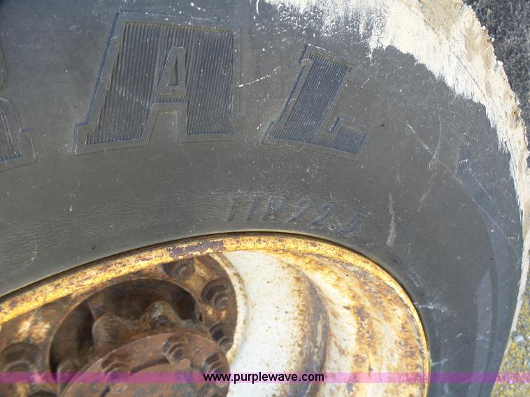 image for item L6061 2002 International 4900 dump truck