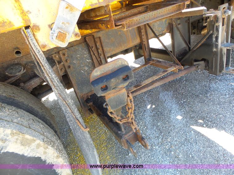 image for item L6061 2002 International 4900 dump truck