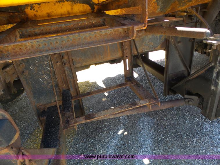 image for item L6061 2002 International 4900 dump truck