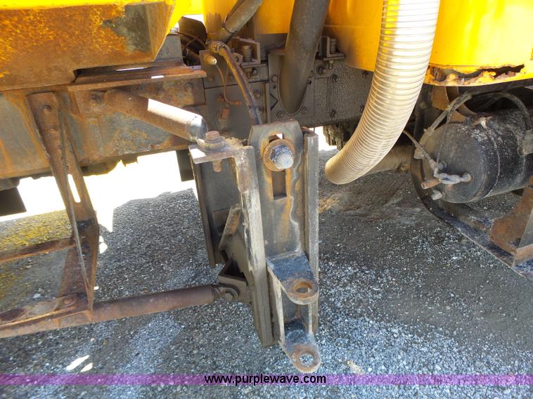 image for item L6061 2002 International 4900 dump truck