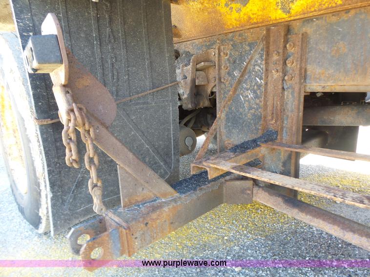 image for item L6061 2002 International 4900 dump truck