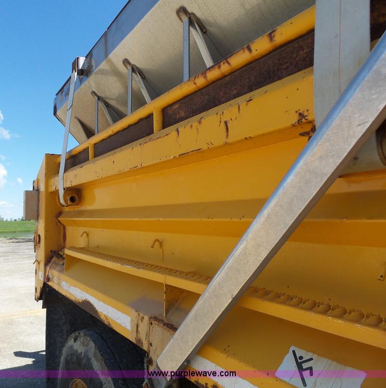 image for item L6061 2002 International 4900 dump truck