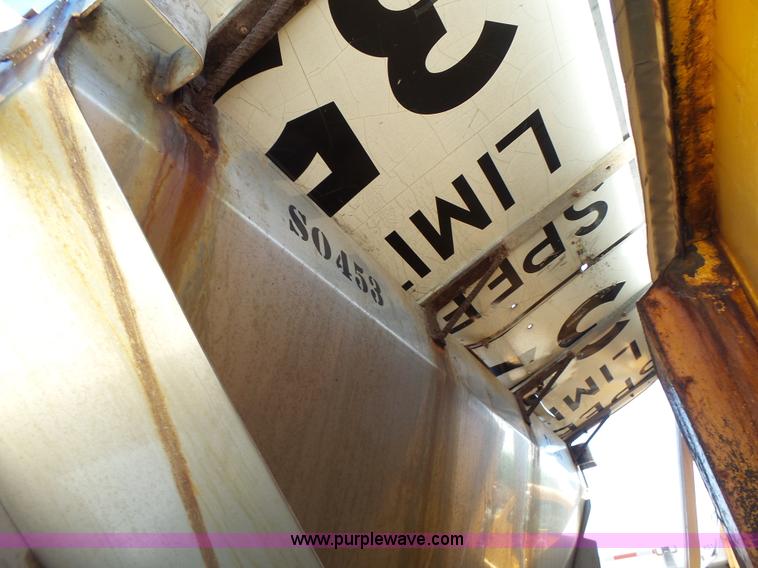 image for item L6061 2002 International 4900 dump truck