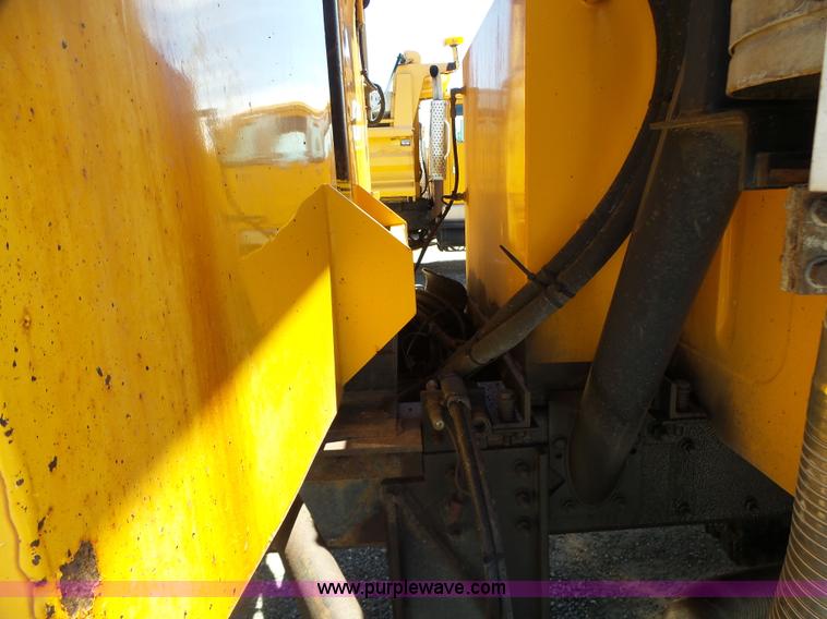 image for item L6061 2002 International 4900 dump truck