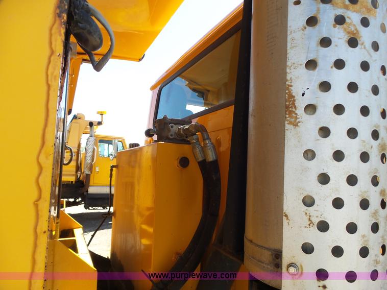 image for item L6061 2002 International 4900 dump truck