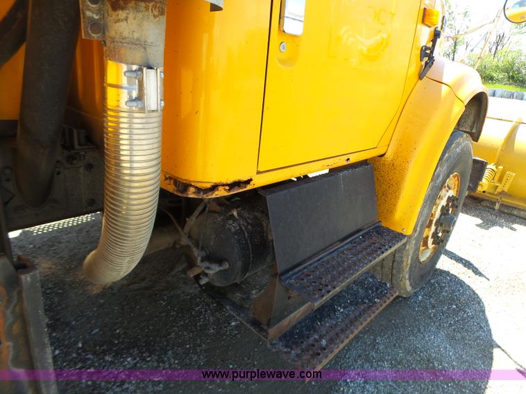 image for item L6061 2002 International 4900 dump truck