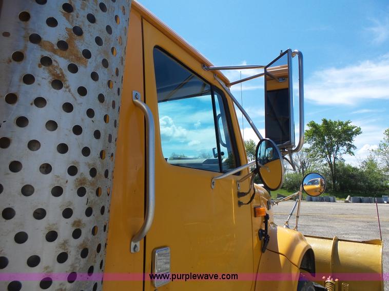 image for item L6061 2002 International 4900 dump truck