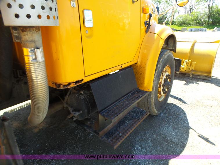 image for item L6061 2002 International 4900 dump truck