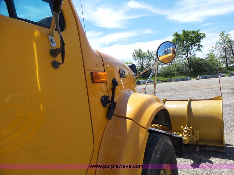 image for item L6061 2002 International 4900 dump truck