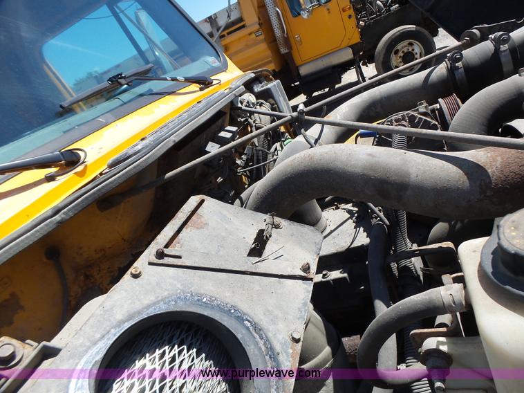 image for item L6061 2002 International 4900 dump truck