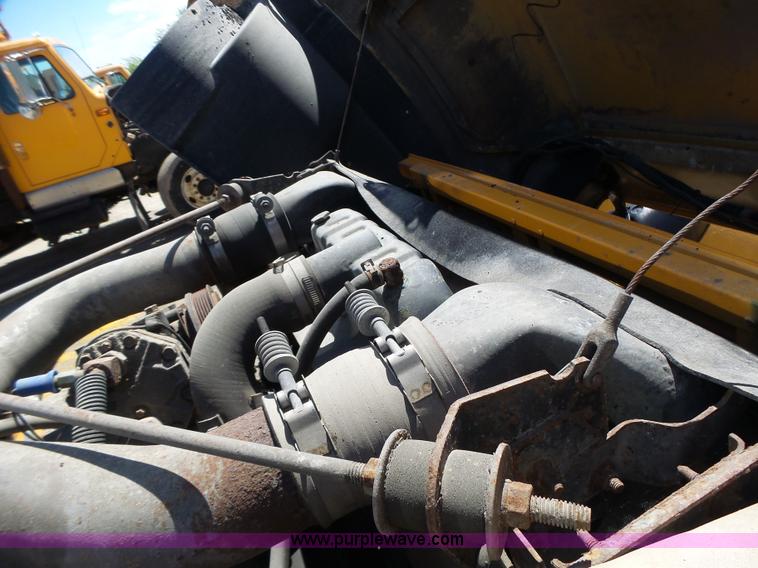 image for item L6061 2002 International 4900 dump truck