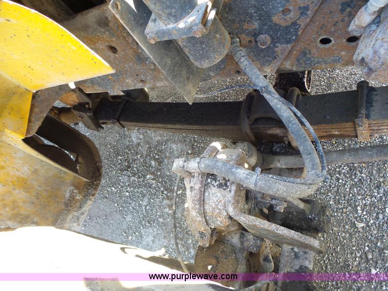 image for item L6061 2002 International 4900 dump truck