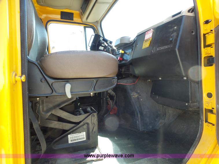 image for item L6061 2002 International 4900 dump truck