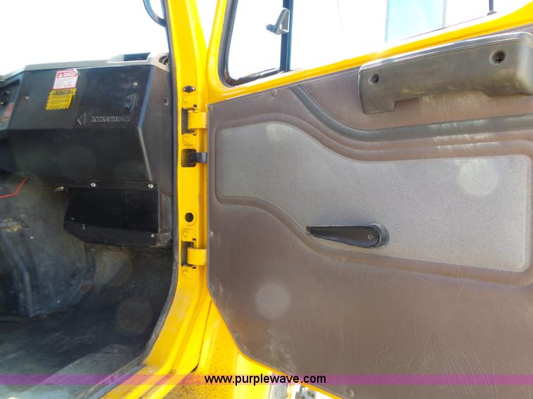 image for item L6061 2002 International 4900 dump truck