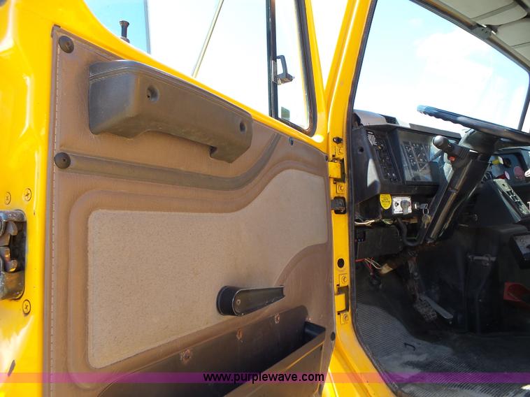 image for item L6061 2002 International 4900 dump truck