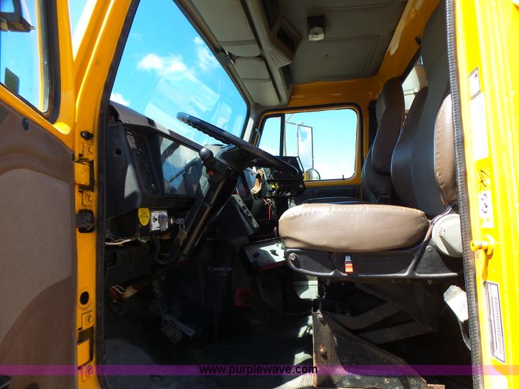 image for item L6061 2002 International 4900 dump truck