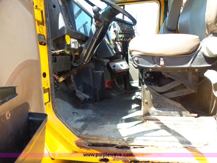 image for item L6061 2002 International 4900 dump truck