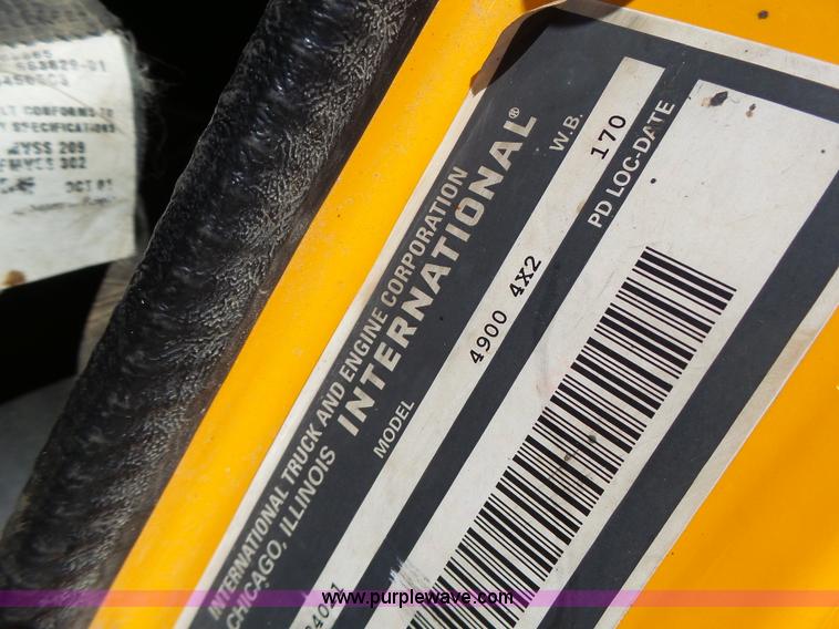 image for item L6061 2002 International 4900 dump truck