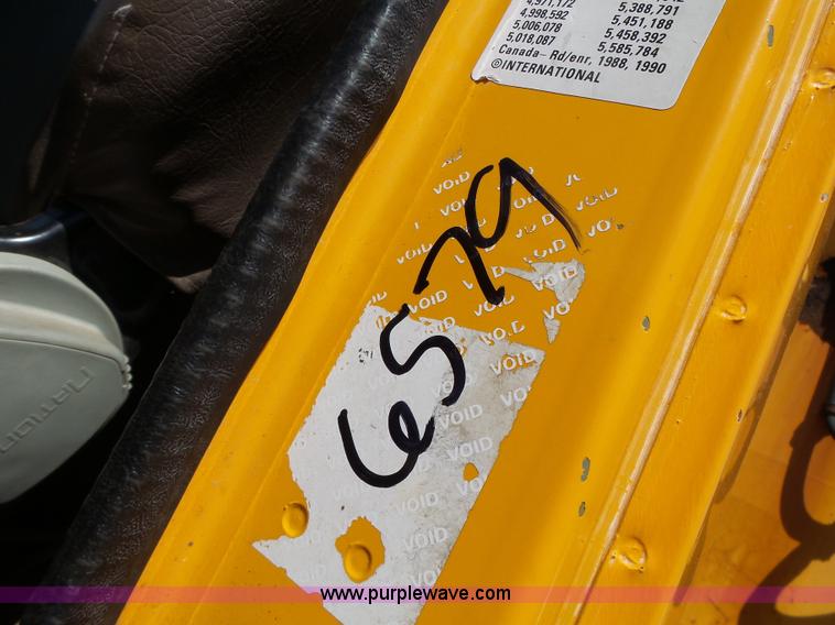 image for item L6061 2002 International 4900 dump truck