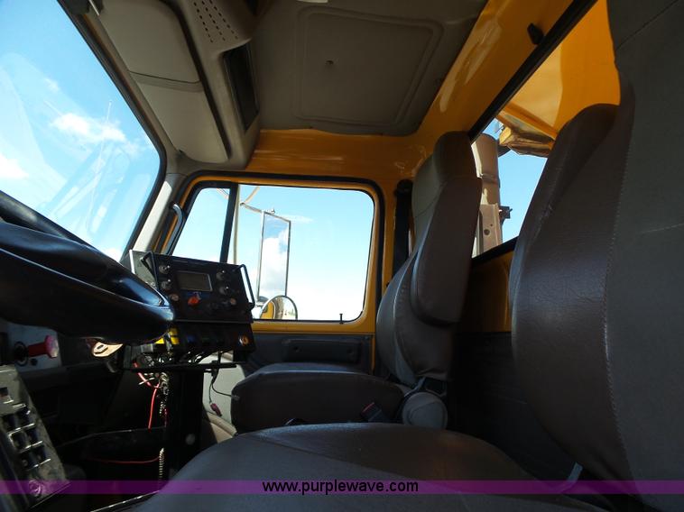 image for item L6061 2002 International 4900 dump truck